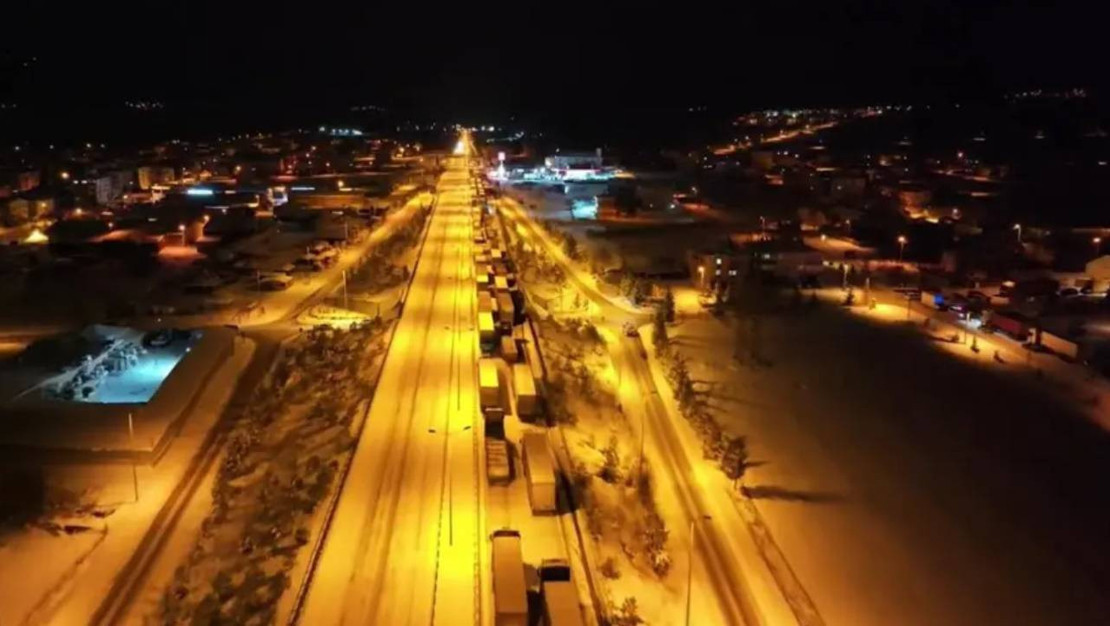 d-100-karayolu-kar-yagisi-nedeniyle-ulasima-kapandi