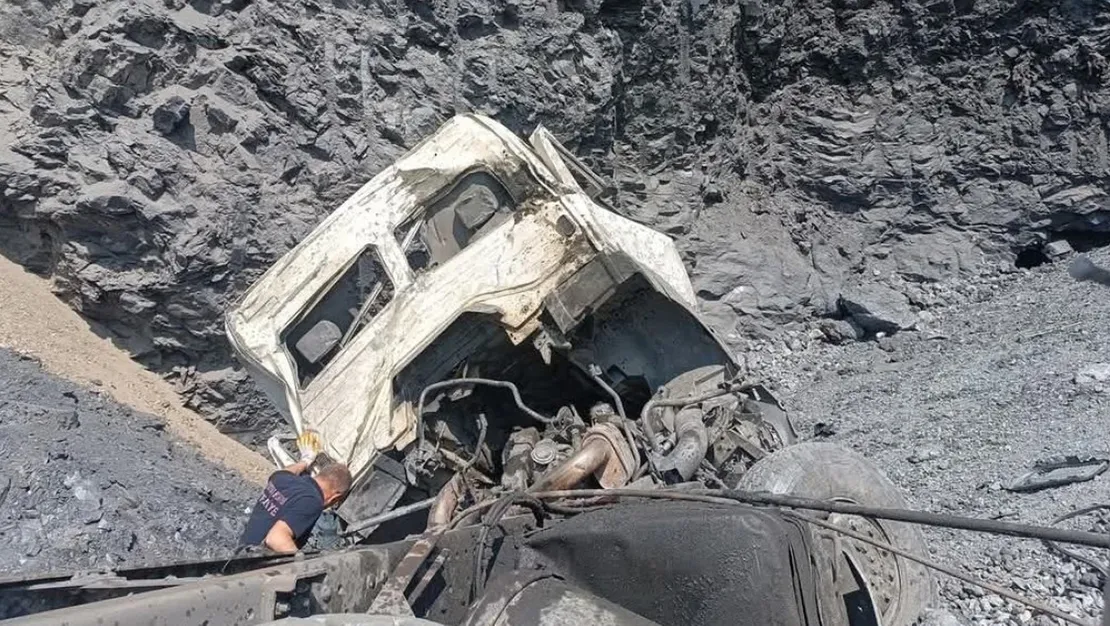 ucurumdan-dusen-kamyon-surucusu-oldu