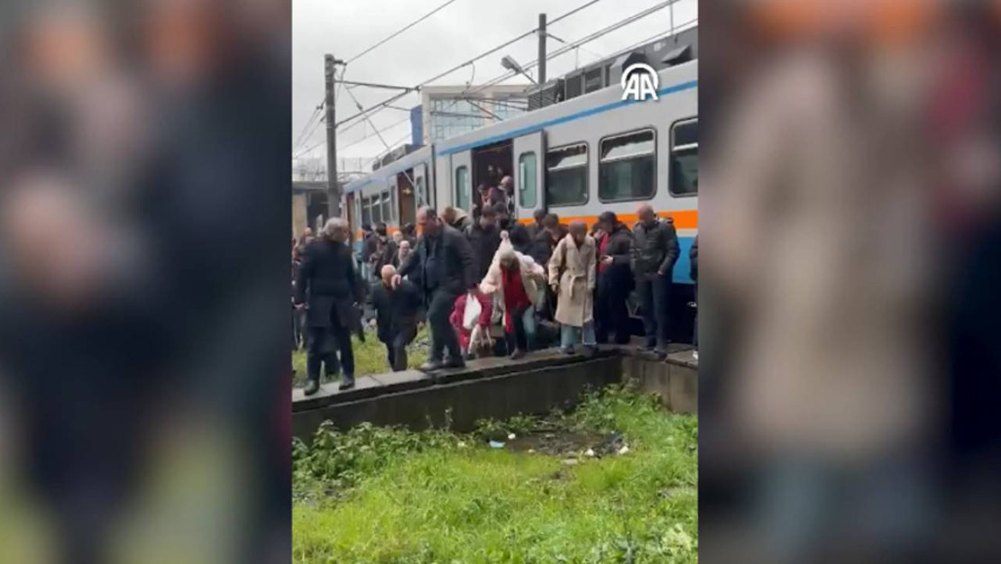 m1a-metro-seferi-esenler-de-raydan-cikti