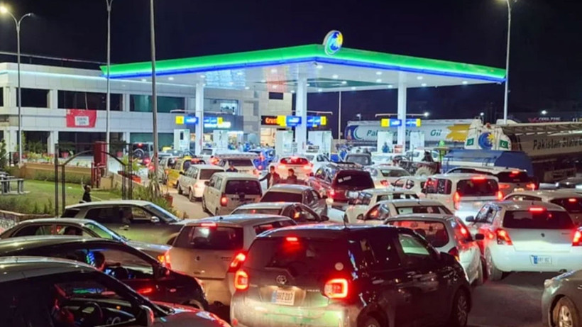 pakistan-benzin-fiyatlarindaki-artisi-ucretsiz-ulasim-ile-telafi-ediyor