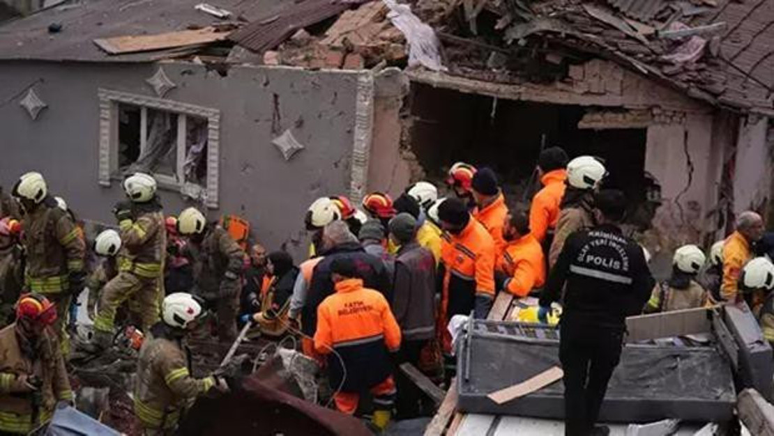 istanbul-fatih-te-iki-bina-coktu-bir-kisi-hayatini-kaybetti