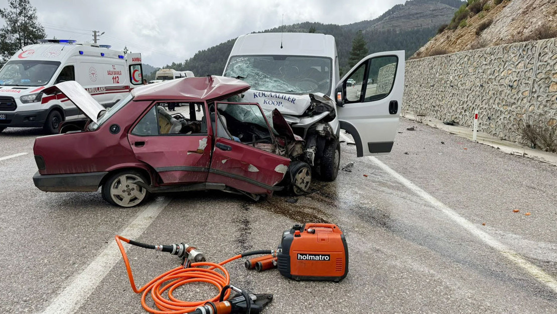 bucak-ta-feci-kaza-genc-cifti-hayatindan-etti