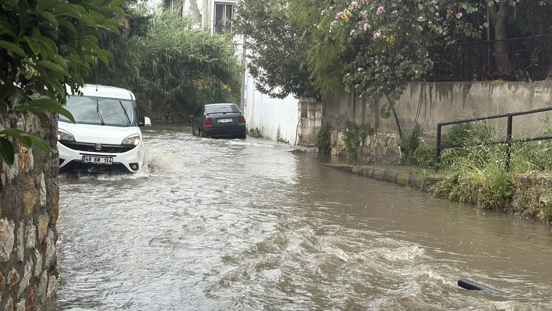 bodrum-da-yagis-sonrasi-sel-olustu