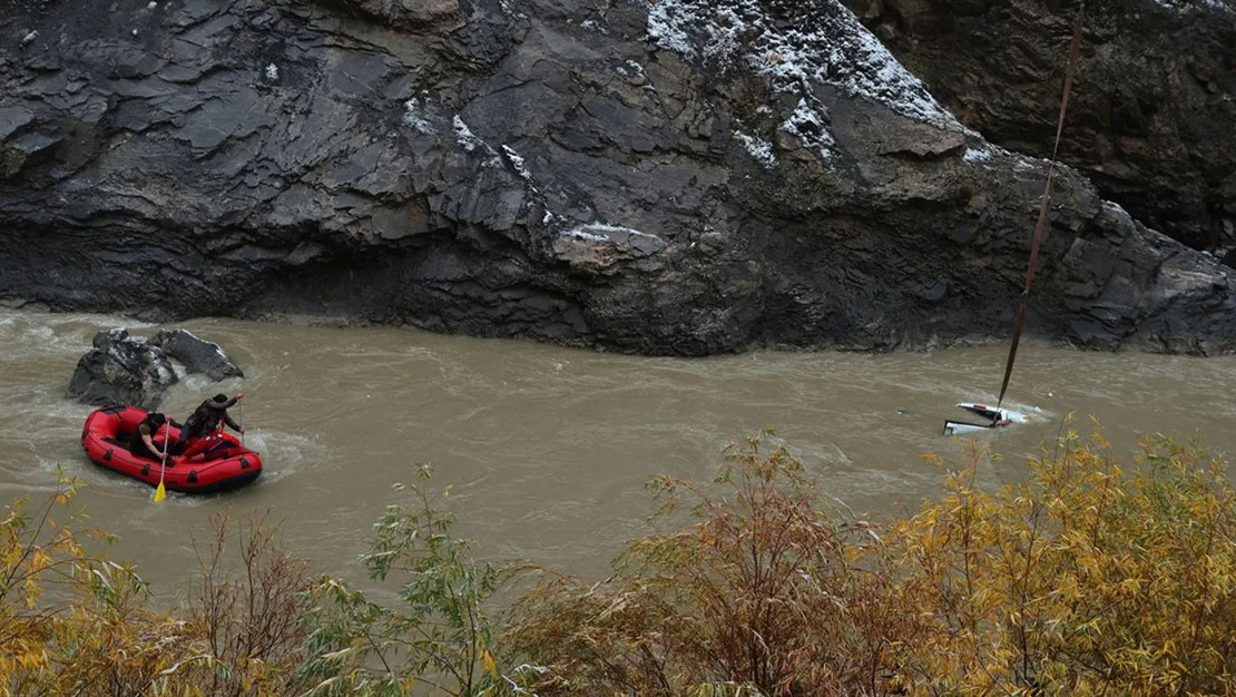 hakkari-de-pikap-ucurumdan-zap-suyu-na-dustu