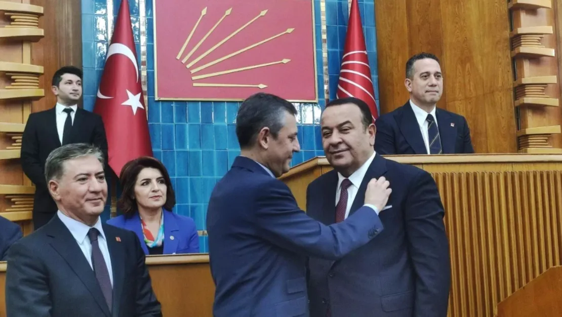 ozgur-ozel-in-rozet-taktigi-adnan-beker-tartismasi