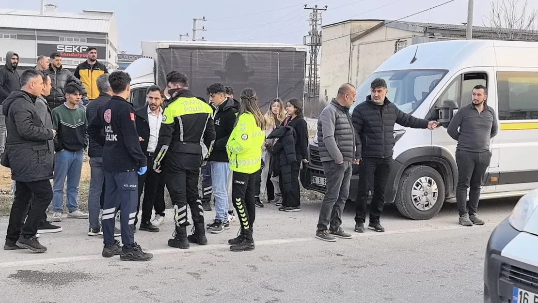 ogrenci-servisi-ile-otomobil-carpisti