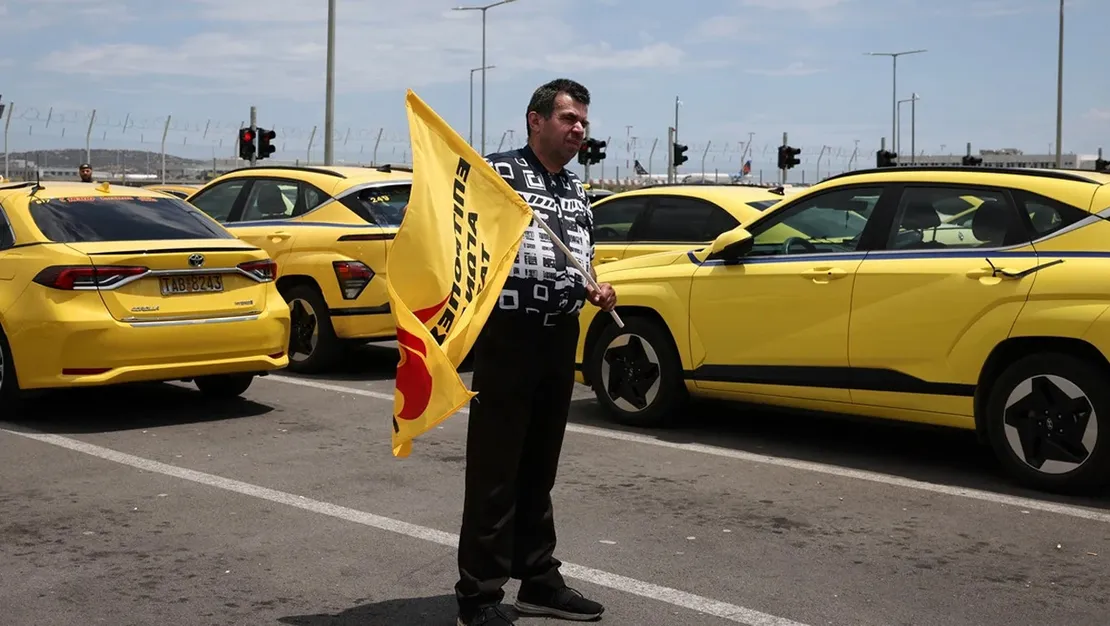 atina-da-taksiciler-grevde-devam-ediyor