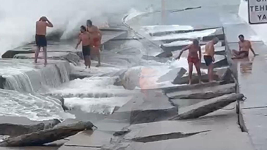 caddebostan-da-dalgalarla-mucadele-eden-3-kisi-yaralandi