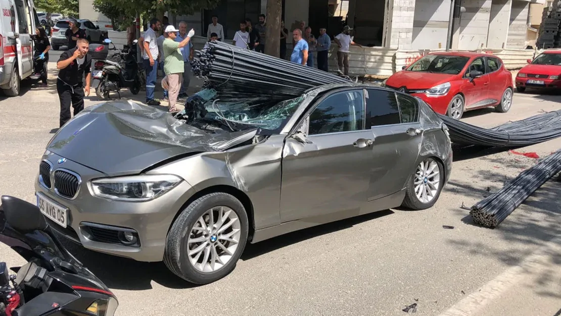 elazig-da-kaza-luks-arac-demir-altinda