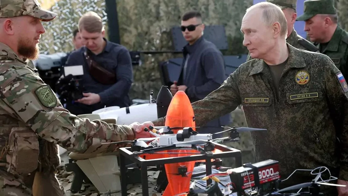 putin-askeri-uniforma-giydi-dunyayi-sasirtti