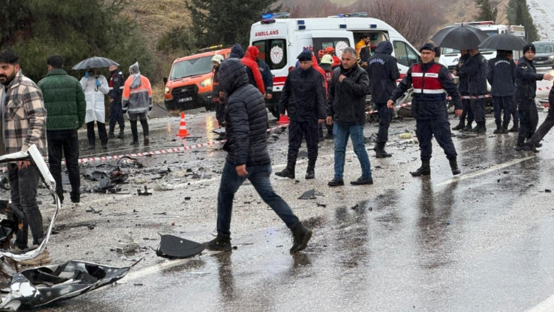 adiyaman-da-otobus-otomobil-carpismasi-3-kisi-hayatini-kaybetti