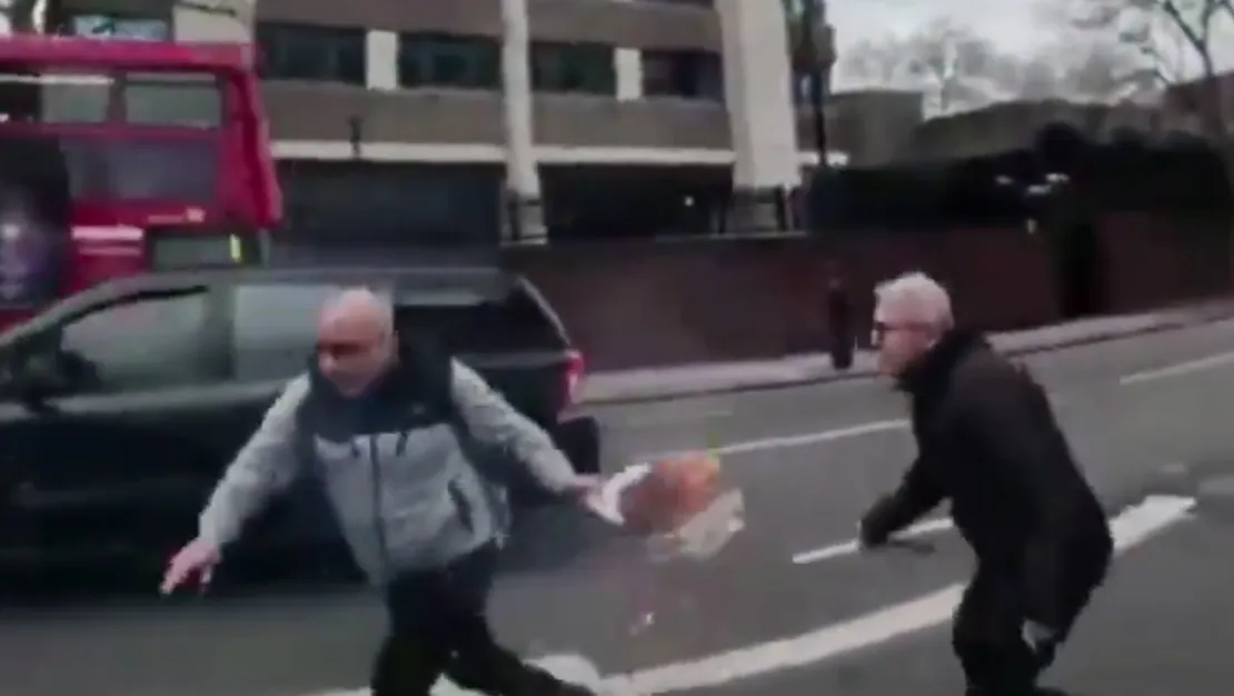 londra-da-turk-konsoloslugu-onunde-provokatif-eylem