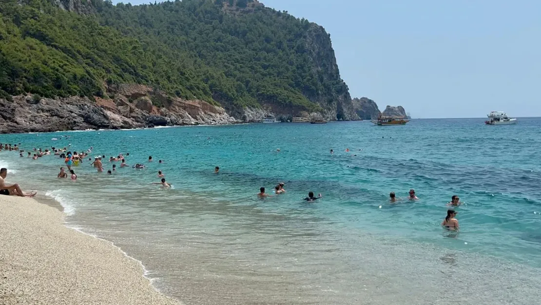 alanya-da-tatilciler-denizde-keyif-aldi