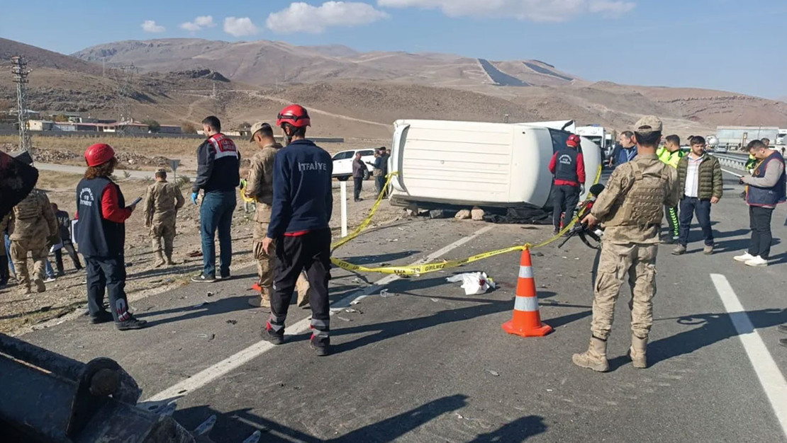 agri-da-minibus-kazasinda-surucu-hayatini-kaybetti