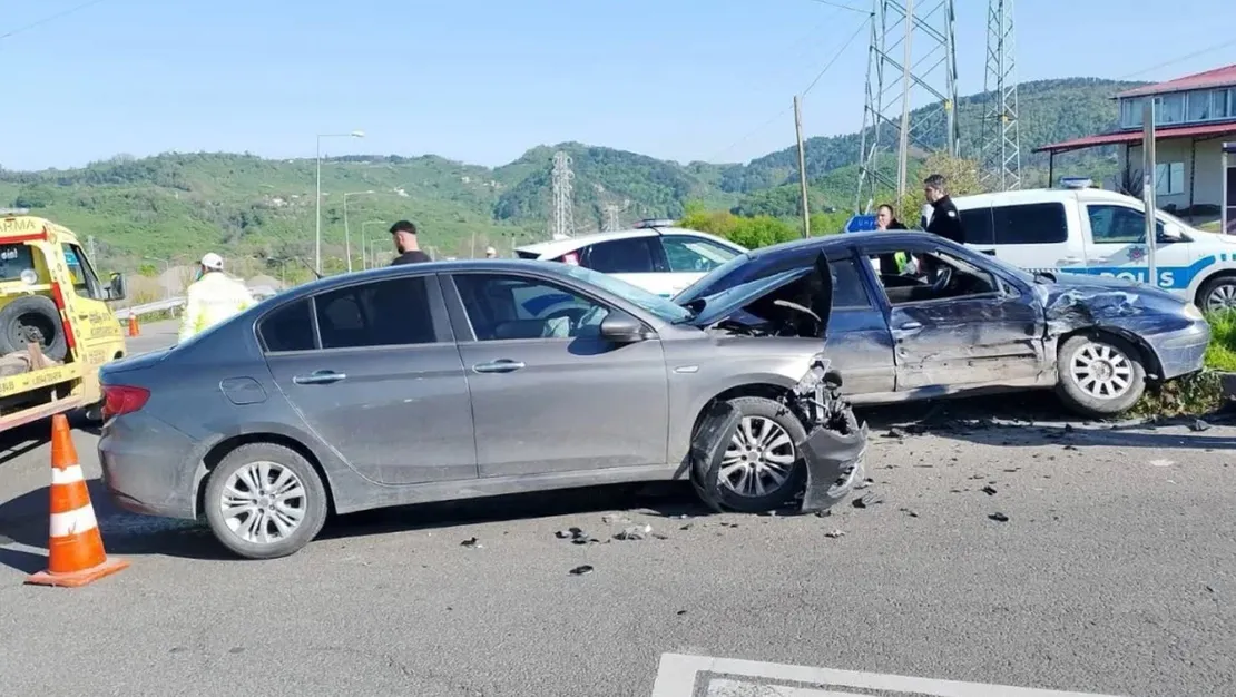 ordu-da-2-arac-carpisti