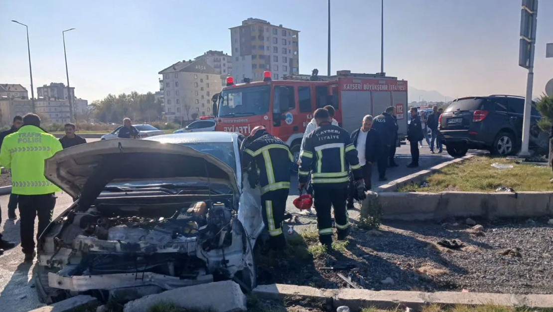 kayseri-kocasinan-da-iki-otomobil-carpisti