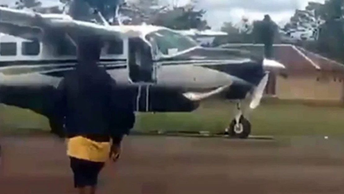 endonezya-da-ucaga-silahli-saldiri-iki-pilot-hayatini-kaybetti