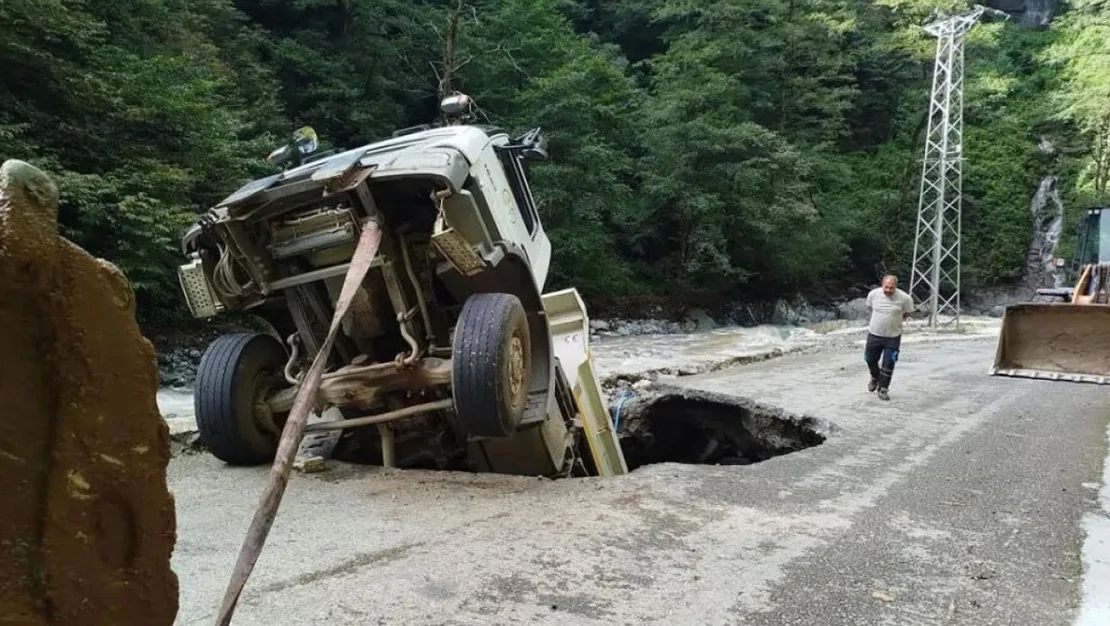 artvin-de-kamyon-gocuge-dustu