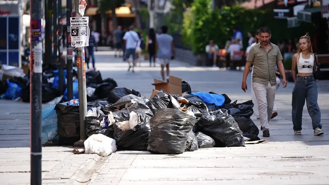 izmir-de-cop-daglari-olusuyor