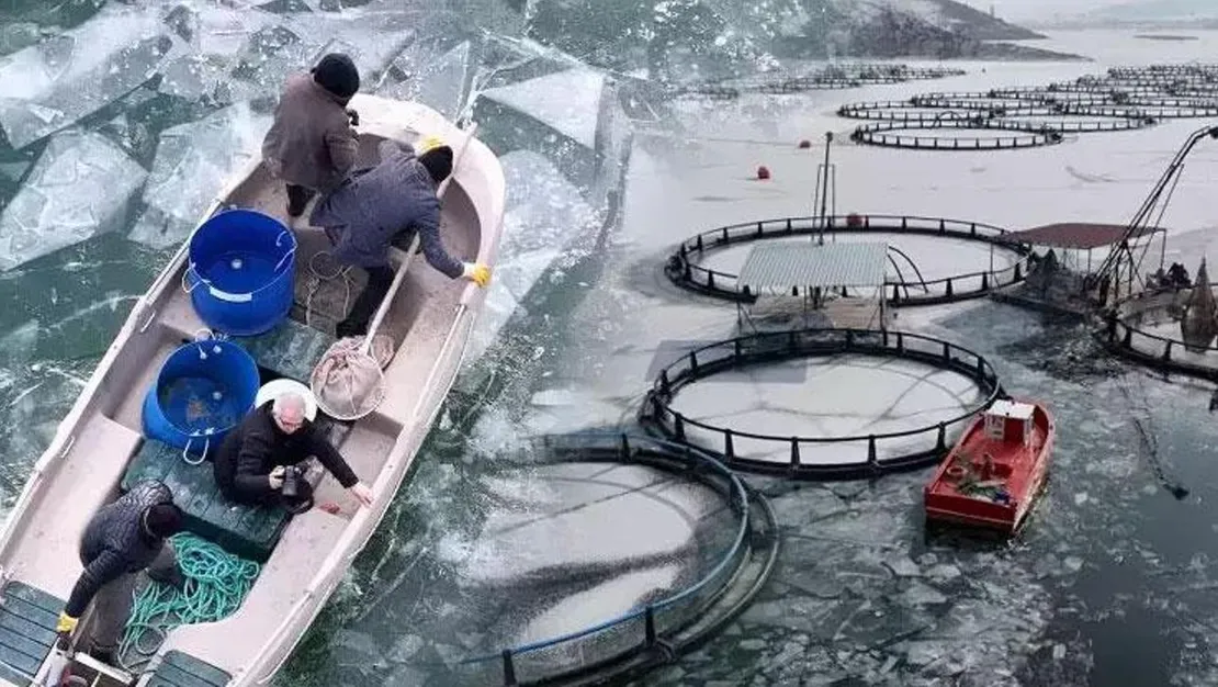 erzincan-da-buzla-kapli-baraj-golu-manzarasi