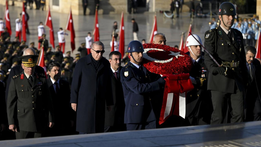 erdogan-ve-devlet-erkani-anitkabir-de-saygi-durusu-yapti