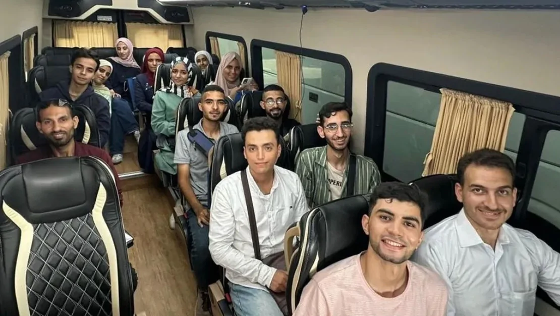 azerbaycan-14-filistinli-ogrenciyi-tahliye-etti