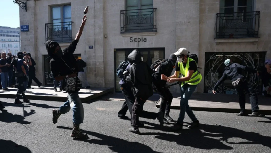 fransa-da-protestolar-devam-ediyor