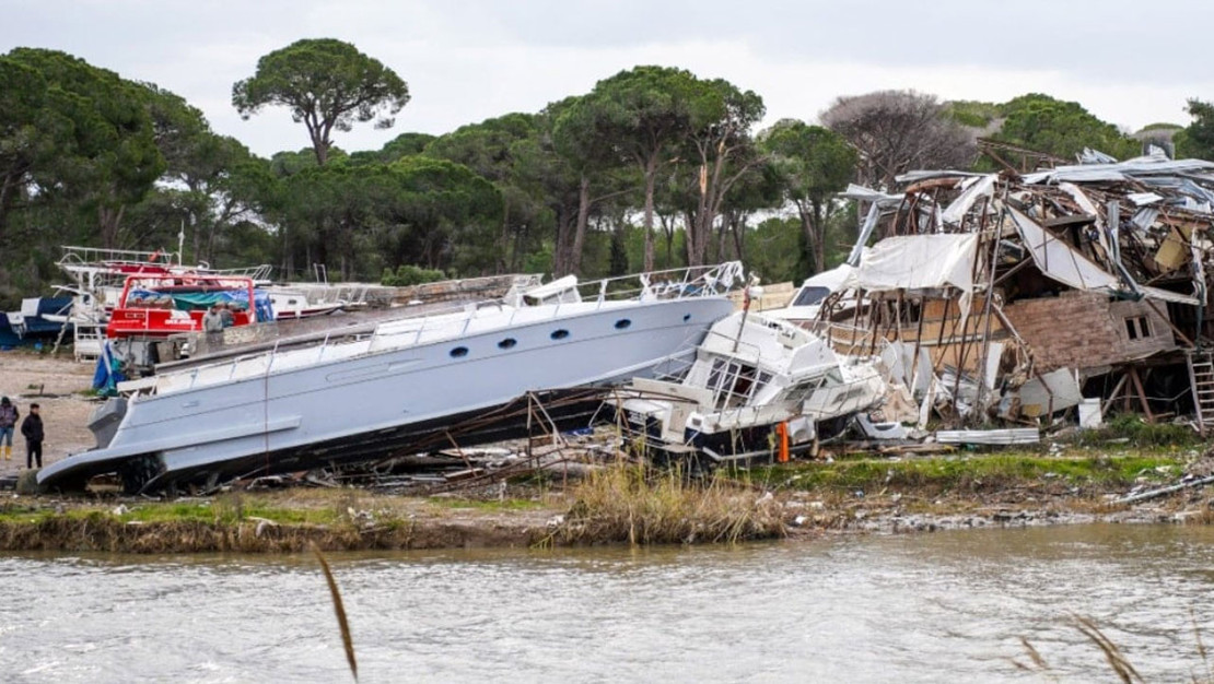 antalya-da-siddetli-firtina-ve-hortumlarin-yaptigi-zaralar