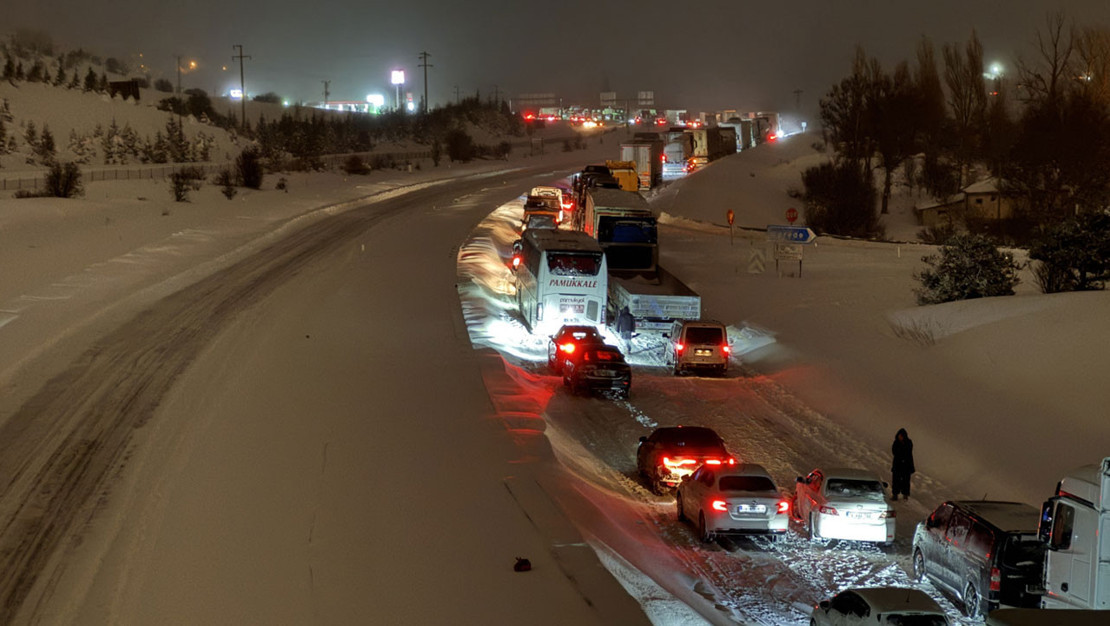 bolu-gerede-d-100-karayolu-yogun-kar-nedeniyle-kapandi