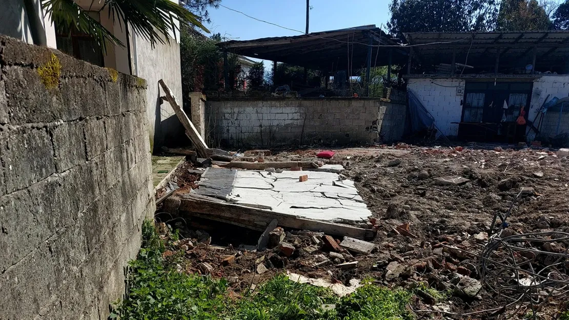 sakarya-da-yikilan-duvarin-altinda-kalan-oldu