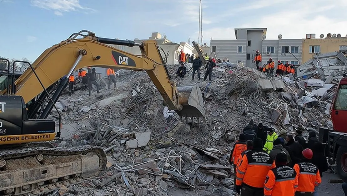 sucu-uzerlerine-atmaya-calisiyorlar