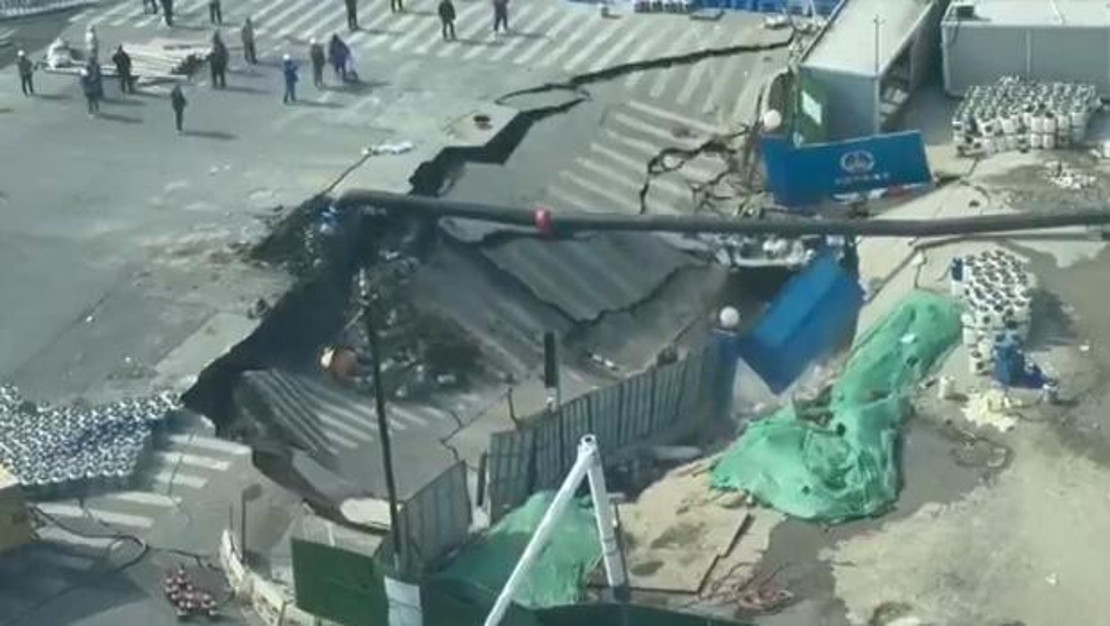 sanghay-da-yol-cokmesi-su-sizintisi-sebep-oldu