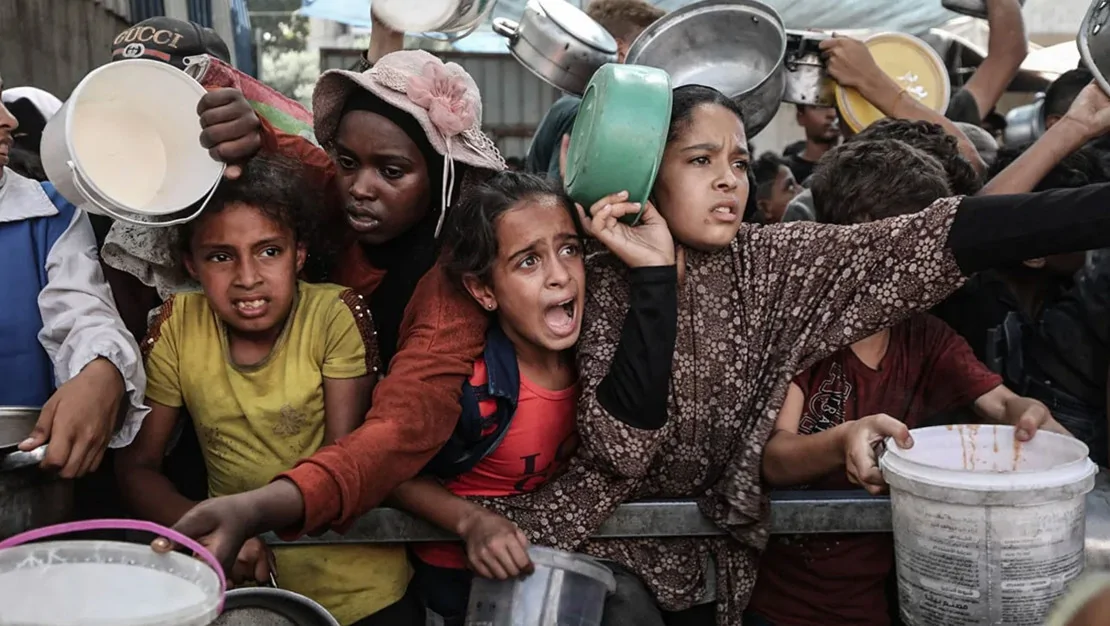 gazze-de-filistinlilere-sicak-yemek-dagitimi-profesyonel-baslik-gazze-deki-filistinlilere-yiyecek-yardimi-saglandi