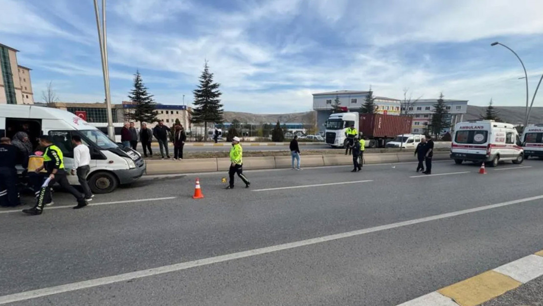 cankiri-da-minibusun-carptigi-yasli-adam-hayatini-kaybetti