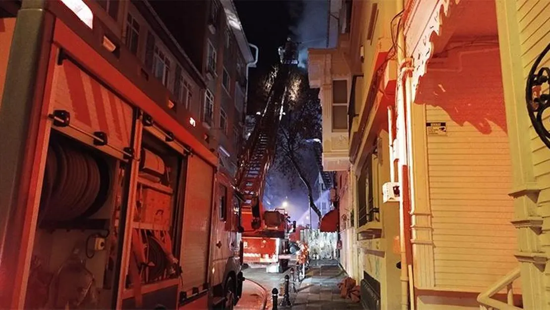 kadikoy-de-metruk-binada-yangin-felaketi