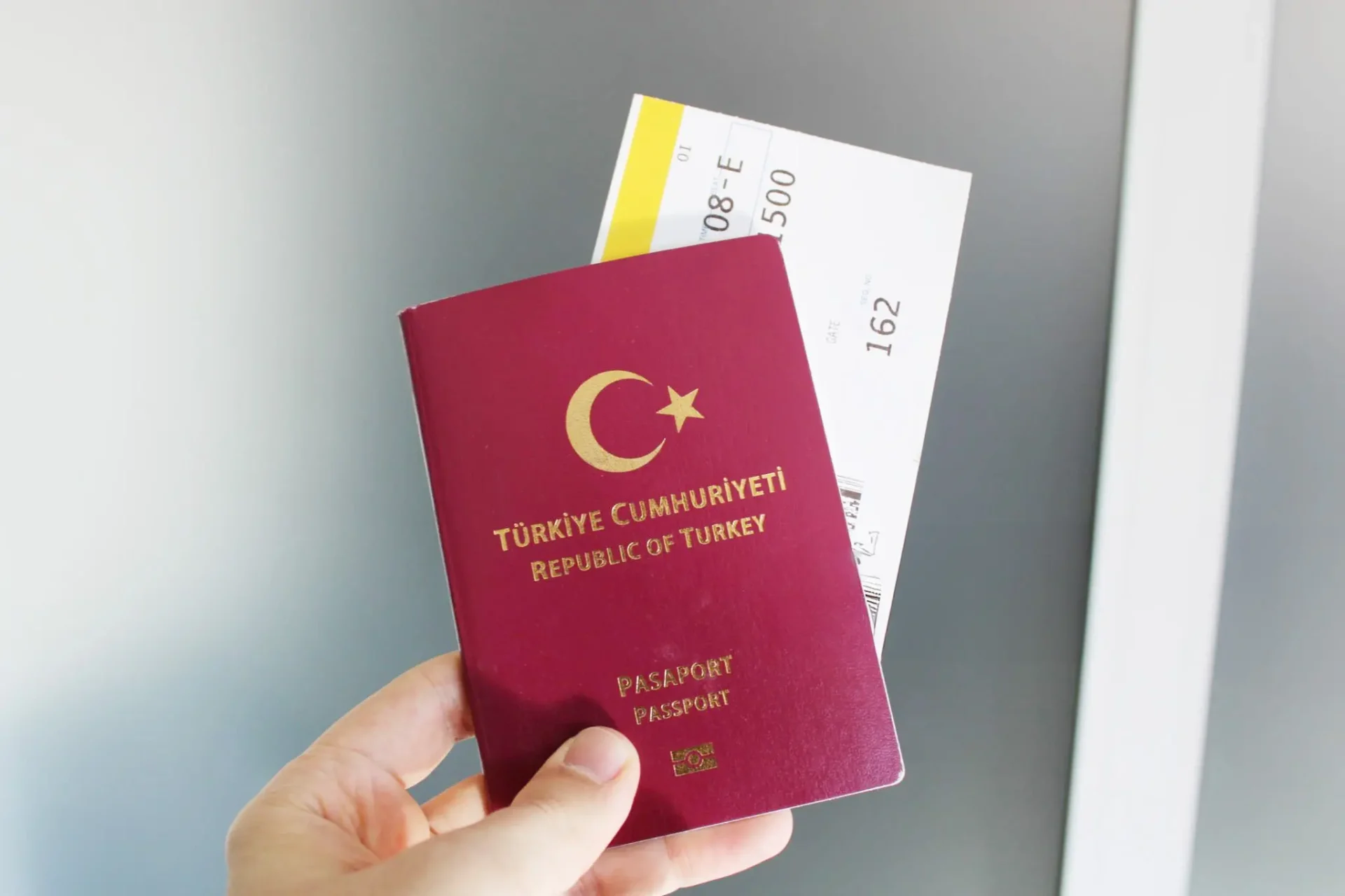Türkiye Cumhuriyeti pasaportu ve bir uçak bileti