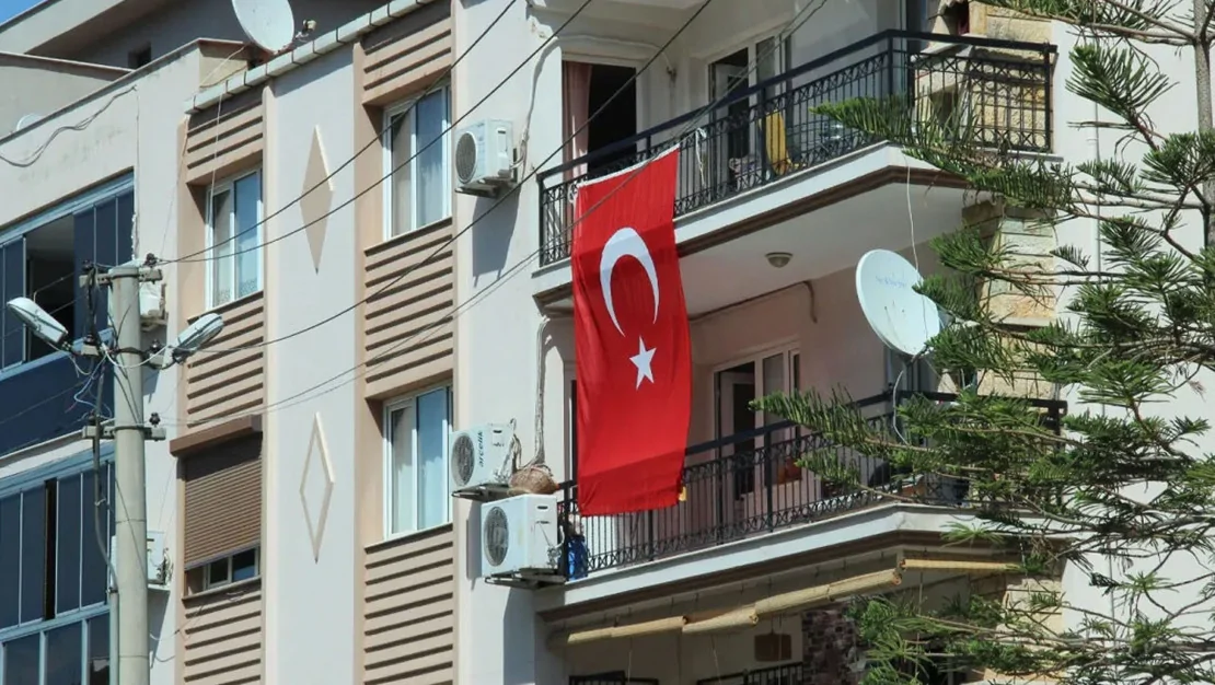 izmir-de-bayraklarla-donatilan-sokak