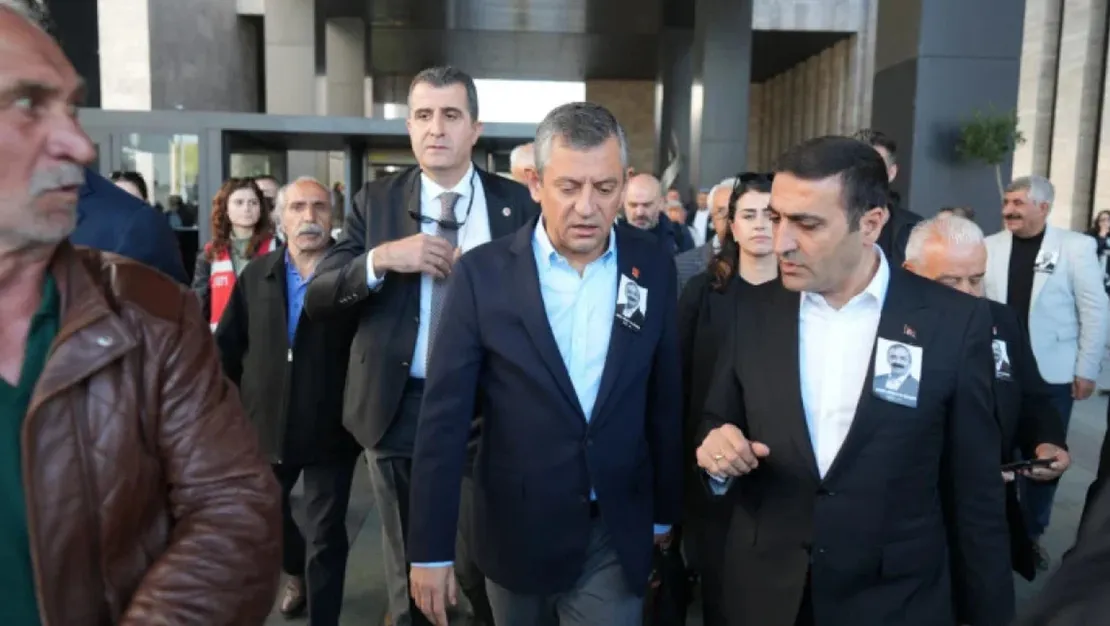 sirri-sureyya-onder-vefat-etti-ozel-saldiriya-ugradi-koruma-zafiyeti-iddialari-ortaya-atildi-ozel-erisilebilir-siyasetci-tercih-etti-chp-emniyetin-zafiyetini-vurguladi-sorusturma-devam-ediyor