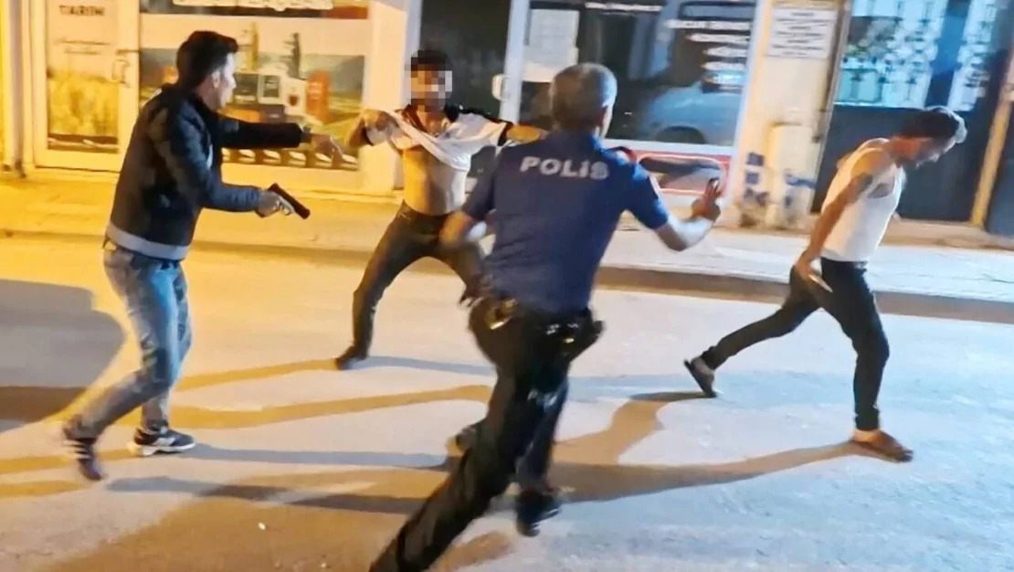 polis-sandalye-ile-saldiriya-ugradi