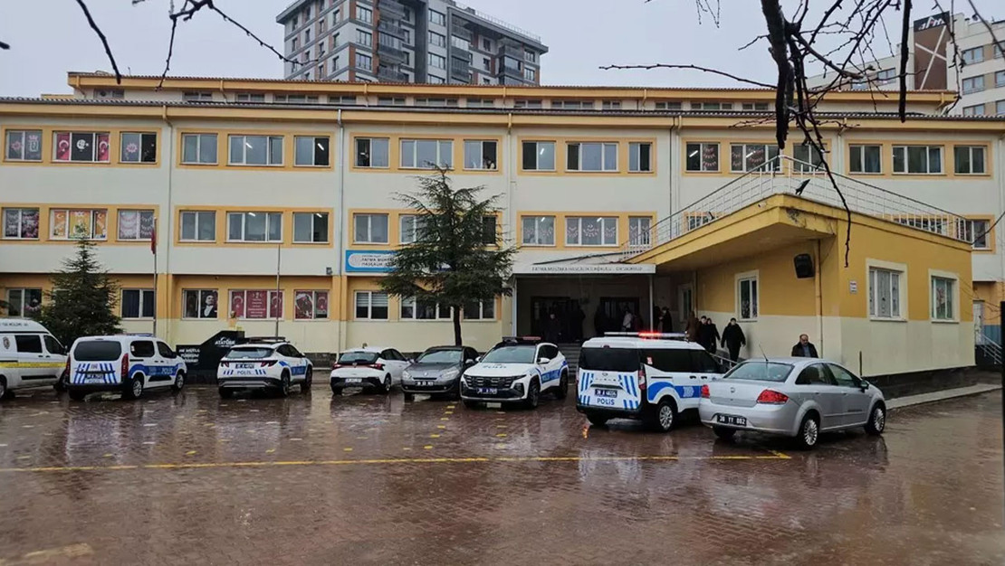 kayseri-deki-ortaokulda-ogrenciler-arasinda-bicakli-kavga