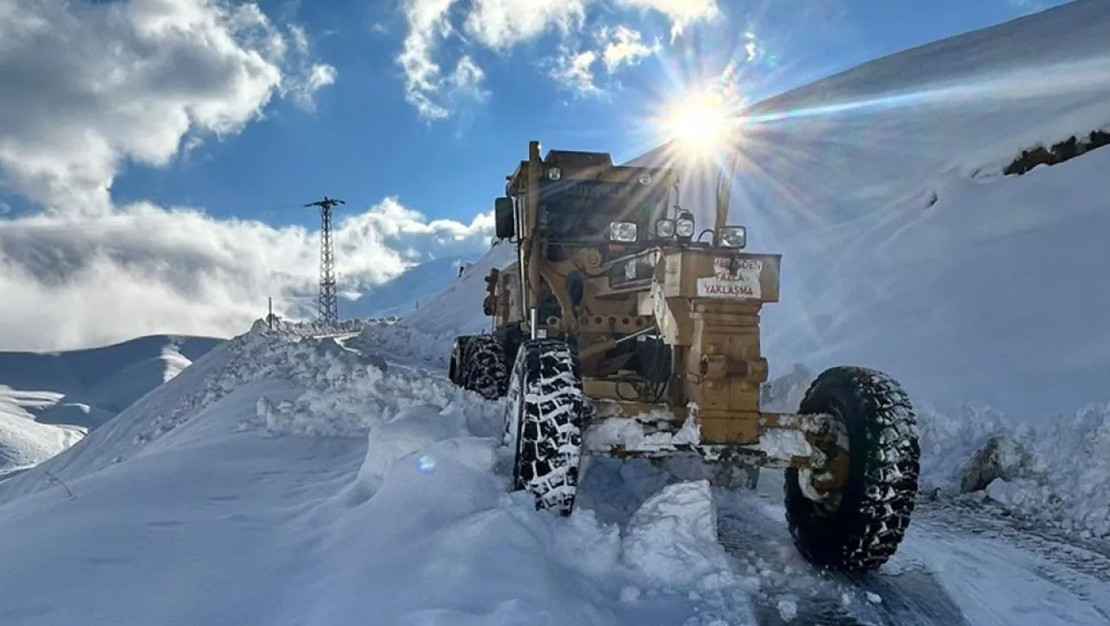 van-ve-hakkari-de-kar-engelini-asan-ekipler-basarili-oldu