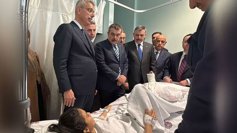 bakanlar-kahramanmaras-taki-yaralilari-hastanede-ziyaret-etti