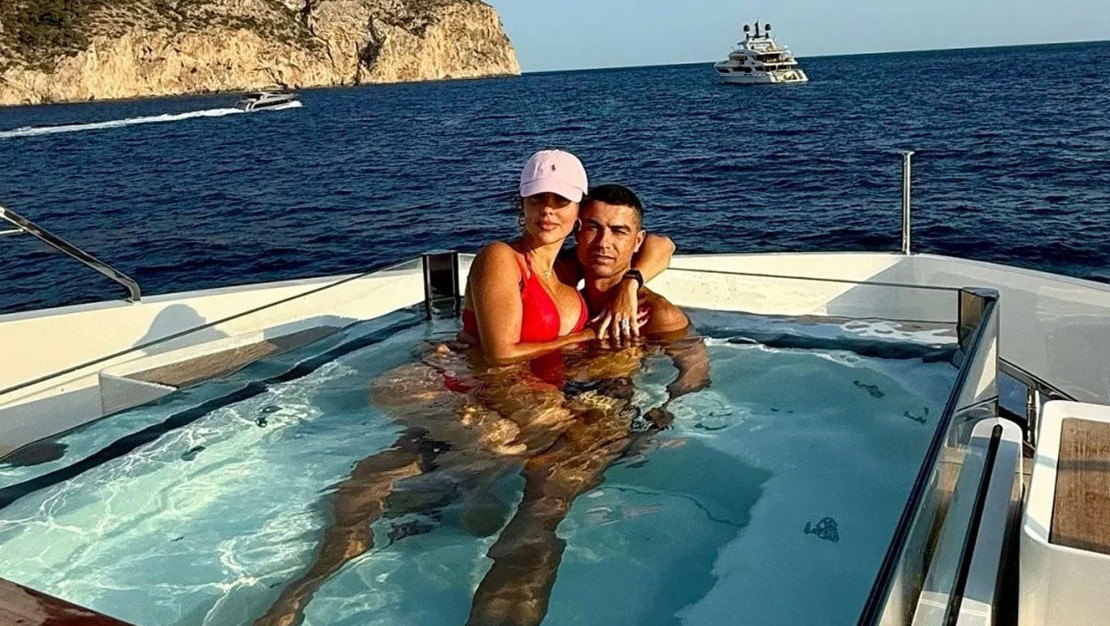 cristiano-ronaldo-dan-georgina-rodriguez-e-iki-luks-villa