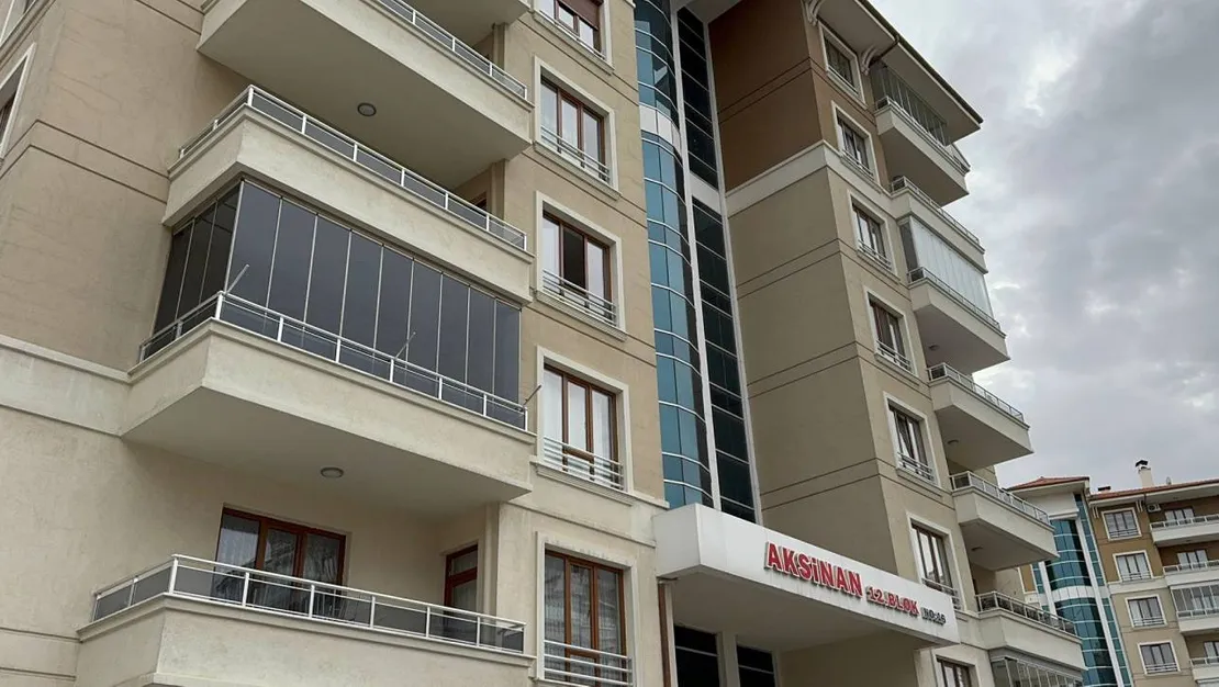 tartisma-sonrasi-esini-bicakladi