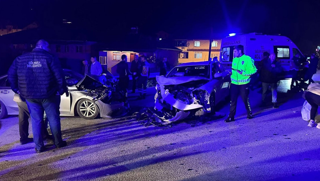 duzce-de-otomobil-carpismasi-7-kisi-yaralandi