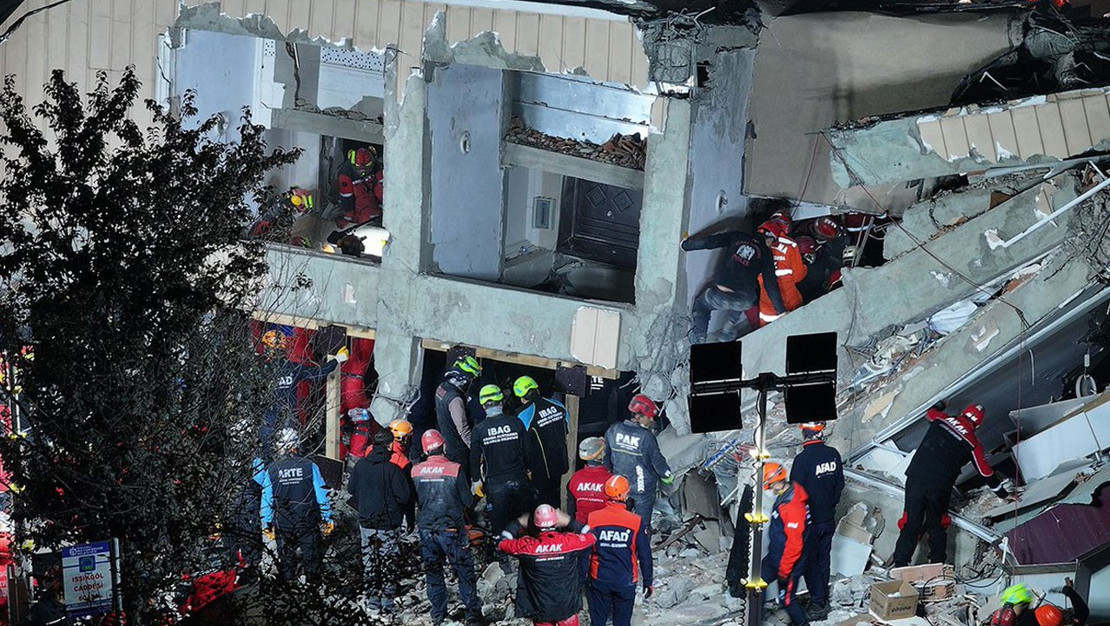 kocaeli-de-coken-binada-arama-kurtarma-calismalari-devam-ediyor