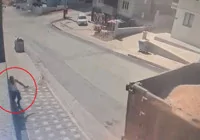 geri-kayarak-duvarda-devrilen-kamyon