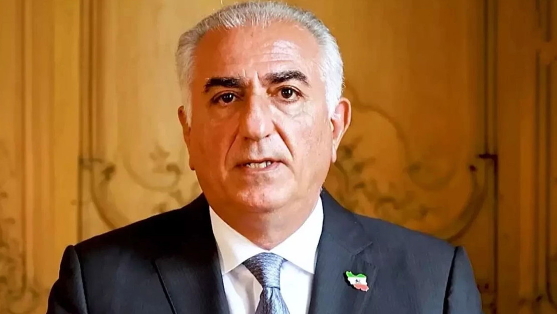 iranlilar-pehlevi-icin-pankart-acti