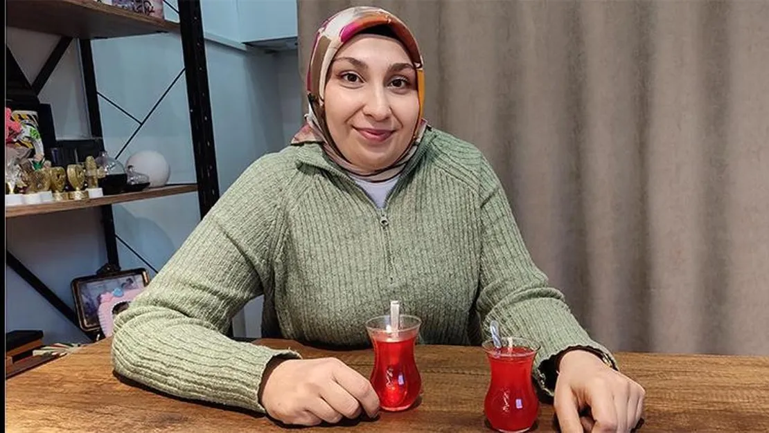 kahramanmarasli-kadin-cay-seklinde-mum-satiyor