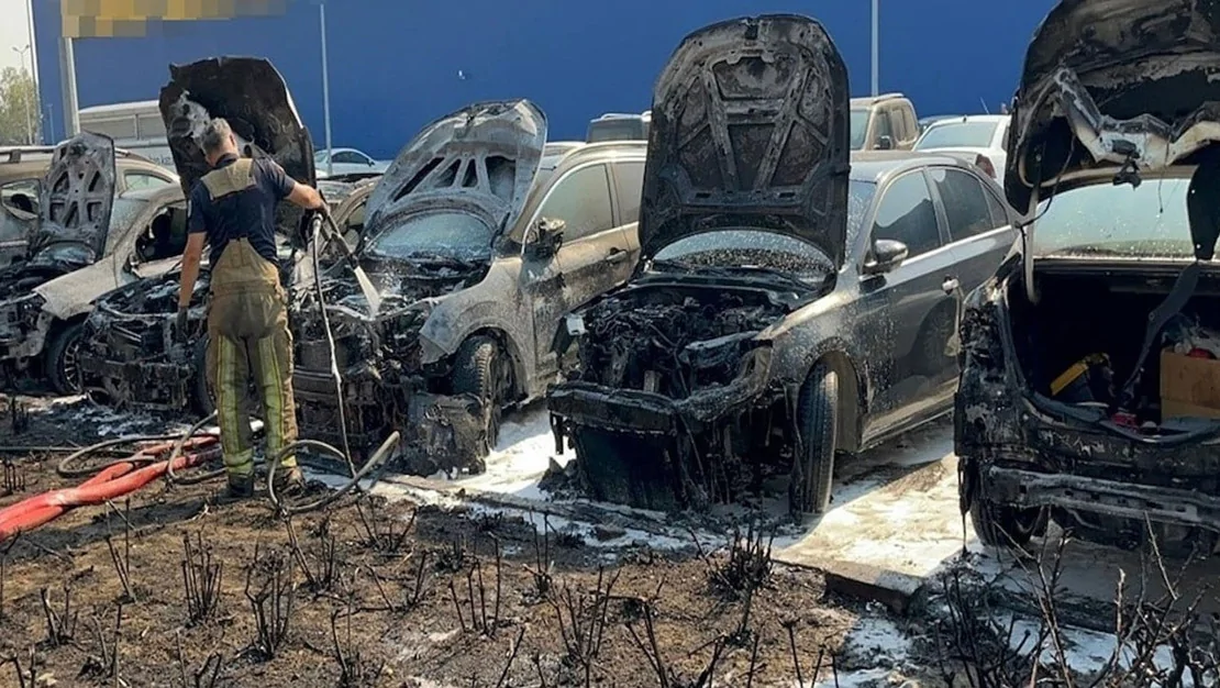 osmangazi-de-otoparkta-yangin-8-arac-zarar-gordu